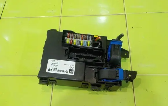 Opel Meriva B Fuse box set 13410470 14AB17