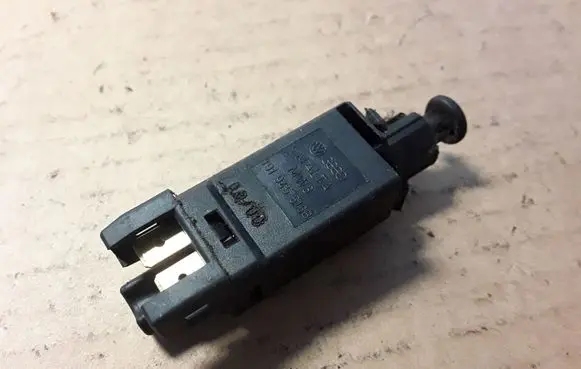 Volkswagen PASSAT B4 Brake pedal sensor switch 191945515B