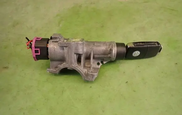 Volkswagen PASSAT B5 Ignition lock 4B0905851C