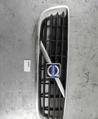 Volvo V50 Front bumper upper radiator grill 31283151