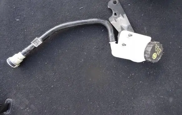 Brake fluid reservoir
