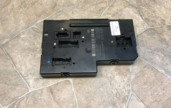 Mercedes-Benz C W204 Central body control module 2049060305