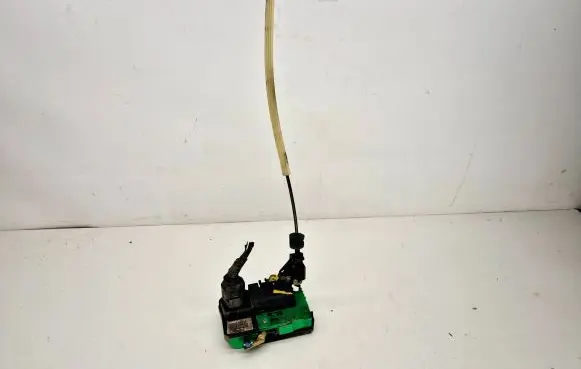 Volvo XC70 Front door lock 8650551