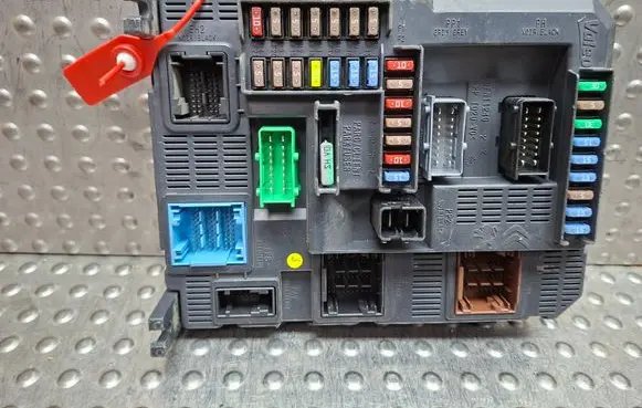 Peugeot 208 I Fuse module S26312545 9678355880