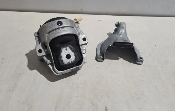 Porsche Macan (95B) Engine mount bracket 8R0199381 8K0399060L