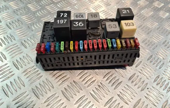 Volkswagen PASSAT B4 Fuse module 357937039