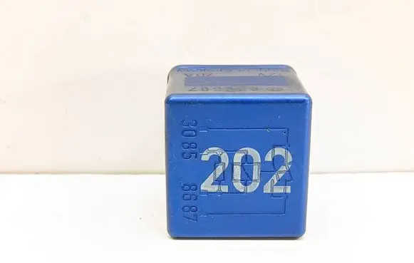 Volkswagen PASSAT B5.5 Other relay 899587