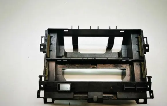 Land Rover Range Rover L322 Radio/GPS head unit trim 8262332