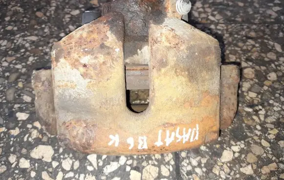 Volkswagen PASSAT B6 Front brake caliper