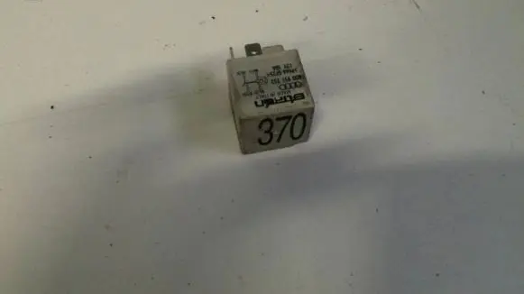 Volkswagen PASSAT B5.5 Other relay 8D0951253