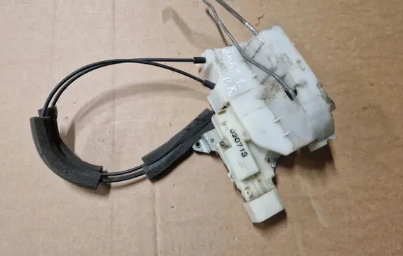 Isuzu D-Max Front door lock 8982317640