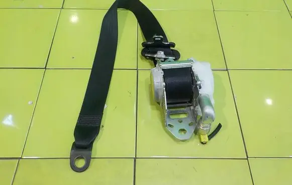 Toyota iQ Front seatbelt 7R8810P BEZPIECZENSTWA