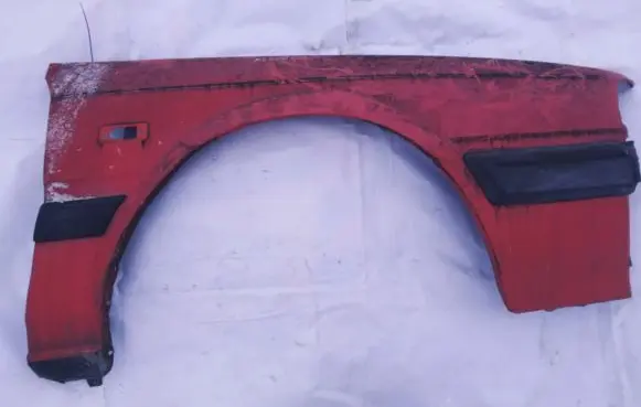 Mazda 626 Fender raudona