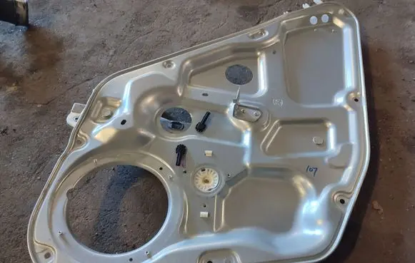 Hyundai Sonata Rear window lifting mechanism without motor