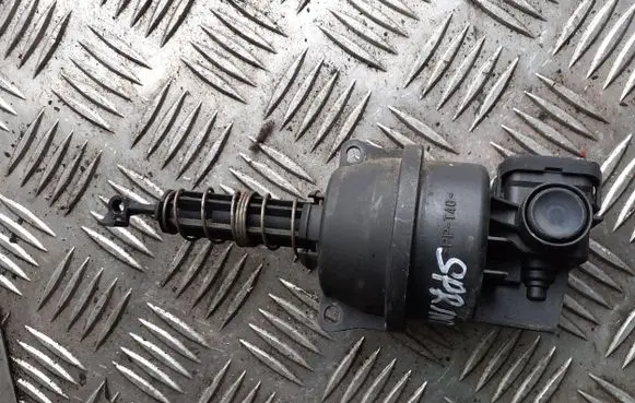 Engine mount vacuum valve