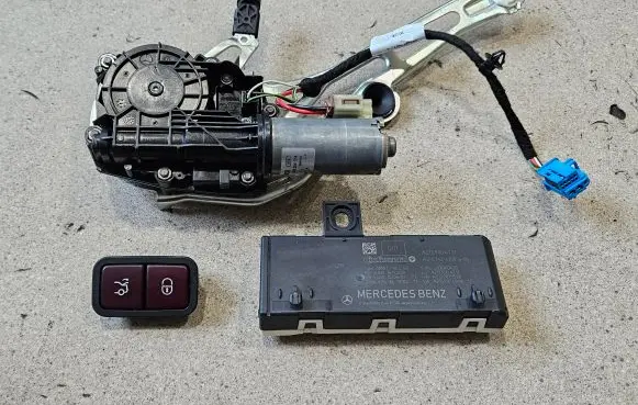 Mercedes-Benz E W213 Tailgate hydraulic set A2138200042