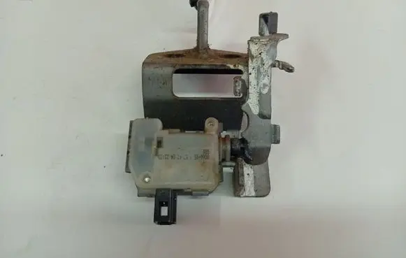 Skoda Octavia Mk2 (1Z) Rear door lock loop/hook striker 1Z9827511C