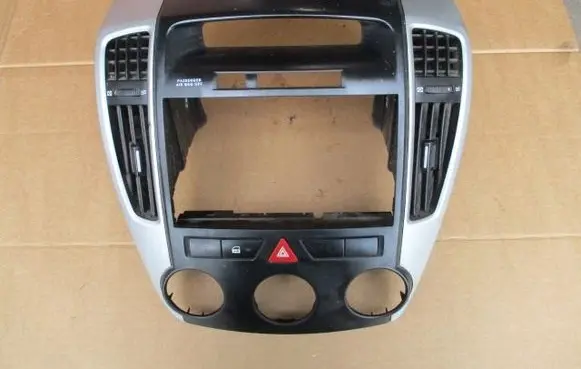 KIA Ceed Radio/GPS head unit trim 847401H005