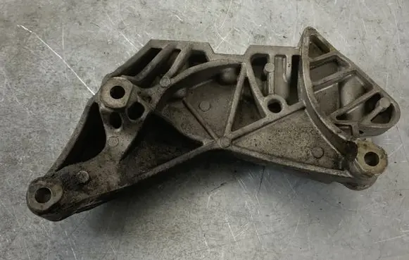 Volkswagen PASSAT B6 Engine mounting bracket 06J199207P