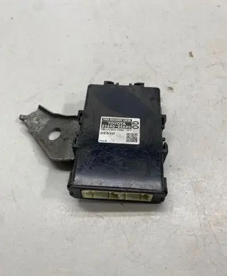 Toyota Avensis T270 Power management control unit 8969005040