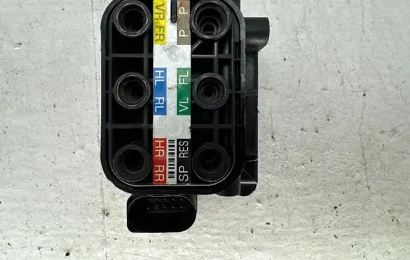 Mercedes-Benz E W213 Air suspension valve block A2123200358 173821 PA66F30