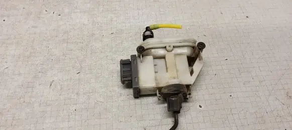 Volkswagen PASSAT B4 Central locking vacuum pump 3A0862153B