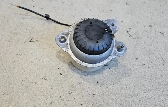 Mercedes-Benz S W222 Engine mount bracket A2222408100