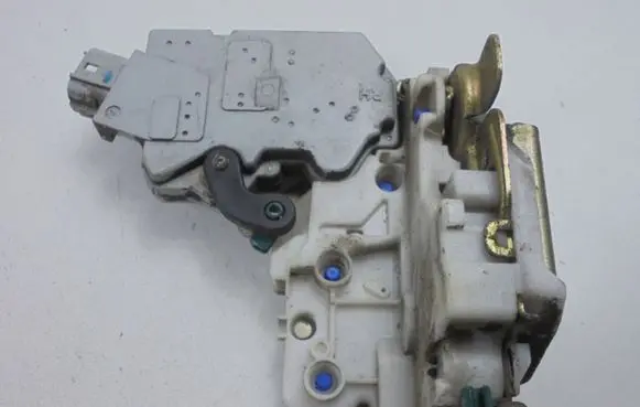 Nissan Primera Front door lock