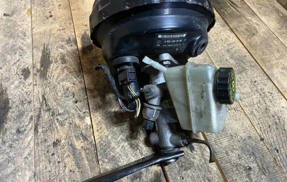 Mercedes-Benz C W203 Brake booster a0054304930 0054304930