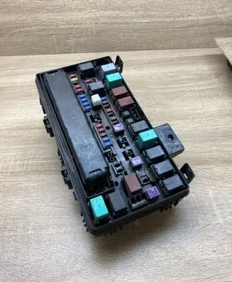 Honda Accord Fuse module TZ5A020 TZ5A121