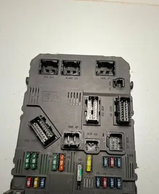 Peugeot 206 Fuse module S118085320C 9652474680