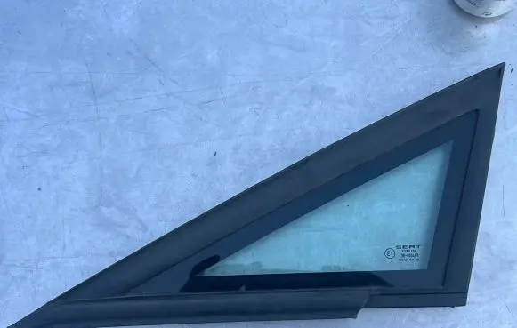 Seat Leon (1P) Front triangle window/glass 1P0945411