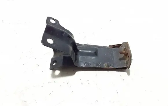 Volvo XC70 Intercooler pipe mounting bracket 31305107