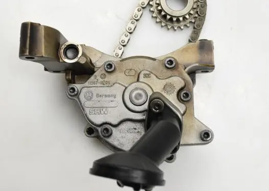 Volkswagen Golf V Oil pump 03C103669E