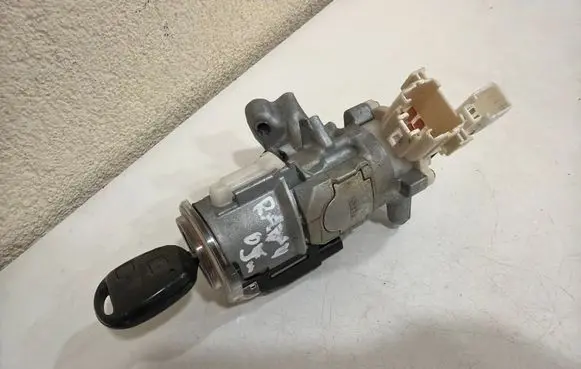 Toyota RAV 4 (XA20) Ignition lock 45020423