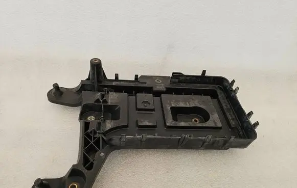 Volkswagen PASSAT B6 Battery box tray 1K0915333C
