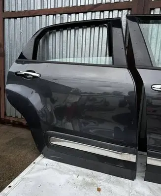 Fiat 500L Rear door