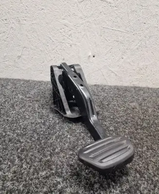 BMW X1 U11 Brake pedal 6891134