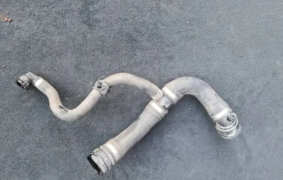 Engine coolant pipe/hose