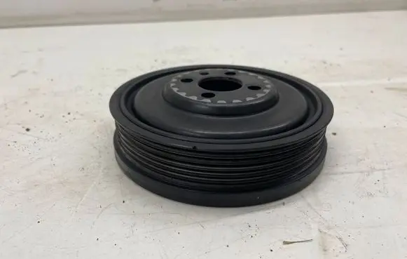 Volkswagen PASSAT B8 Crankshaft pulley 04L105243