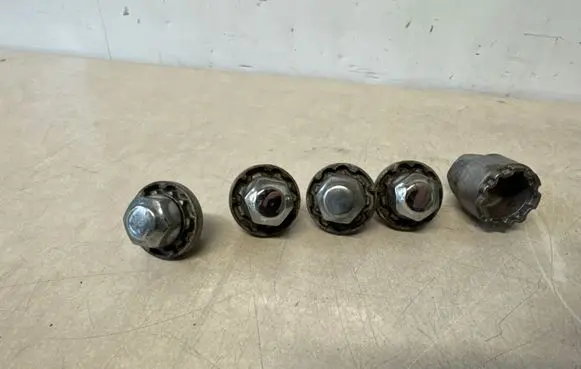 Hyundai Tucson TL Anti-theft wheel nuts and lock 