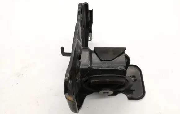 Toyota RAV 4 (XA40) Engine mount bracket