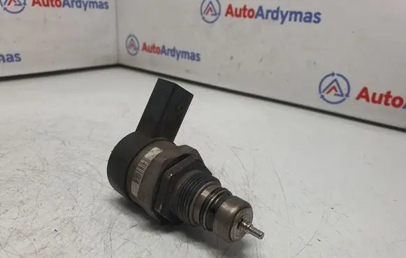 BMW 3 E90 E91 Fuel pressure regulator 7805733 13537805733 0281002481
