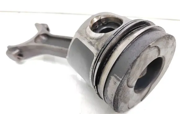 Suzuki Grand Vitara II Piston with connecting rod