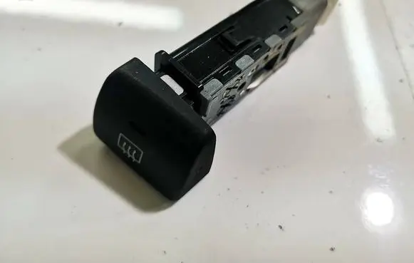 Hyundai Santa Fe Windscreen/window heater switch 9371026500
