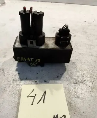 Volkswagen PASSAT B3 Coolant fan relay 357919506A
