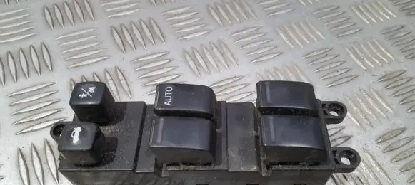 Nissan Primera Electric window control switch 25401AV660 C8D-D701N