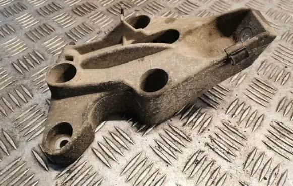 BMW 7 E38 Engine mounting bracket 1093811