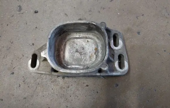 Volkswagen PASSAT B5.5 Engine mounting bracket 8D0199335Q