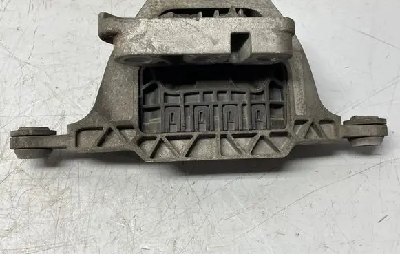 Opel Insignia B Engine mount bracket 84093830